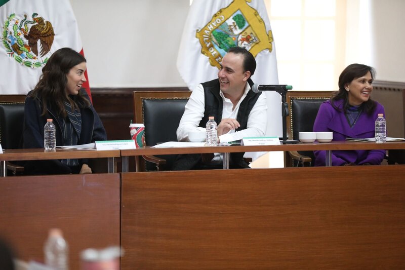 Reunión de trabajo entre funcionarios de gobierno