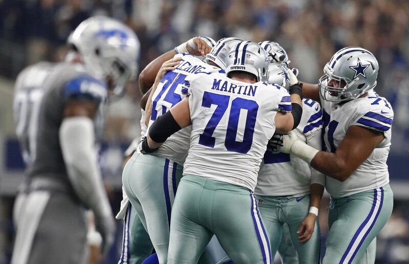 otografía de archivo del 30 de septiembre del 2018 de jugadores de los Dallas Cowboys celebrando una anotación en el Estadio AT&T en Arlington, Texas (EE. UU). Los Dallas Cowboys, la franquicia deportiva más cara del mundo, han tocado fondo en la era del millonario Jerry Jones, que arrancó en 1989, luego de la humillación que los Detroit Lions les encajaron por 9-47 el domingo pasado en la semana 6 de la temporada 2024 de la NFL.