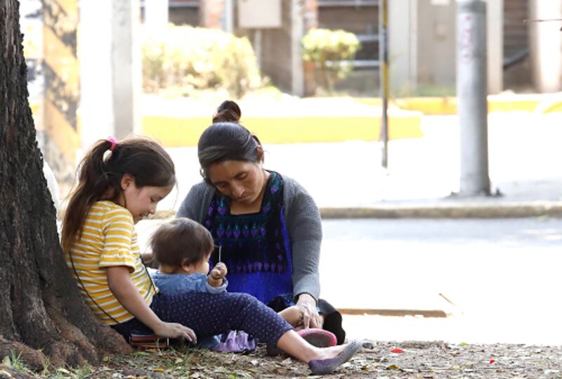 Madre soltera con sus dos hijas