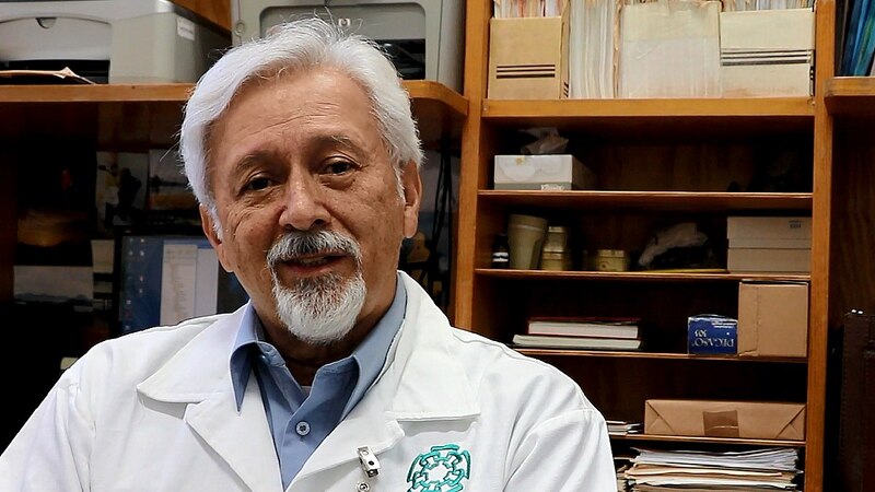 El Dr. Juan García, un científico mexicano, es reconocido por su trabajo en el desarrollo de nuevos tratamientos para el cáncer.