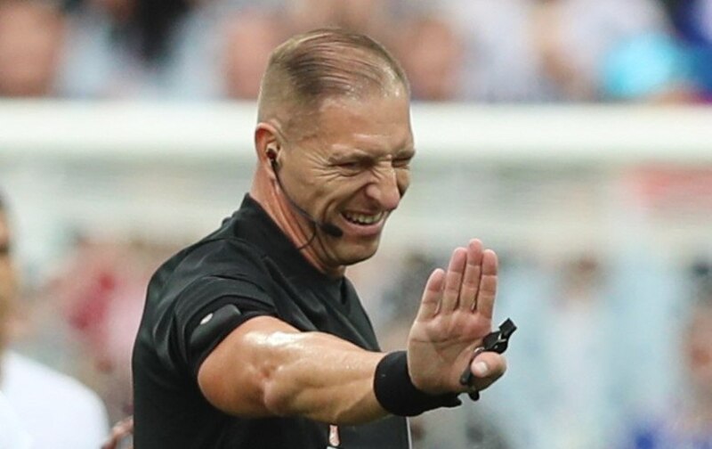 El árbitro muestra una tarjeta roja a un jugador