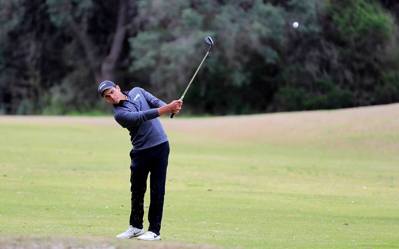 Golfista masculino en acción