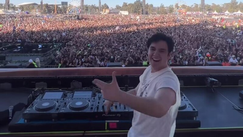 DJ tocando en un festival de música