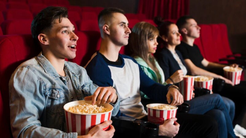 Amigos viendo una película en el cine