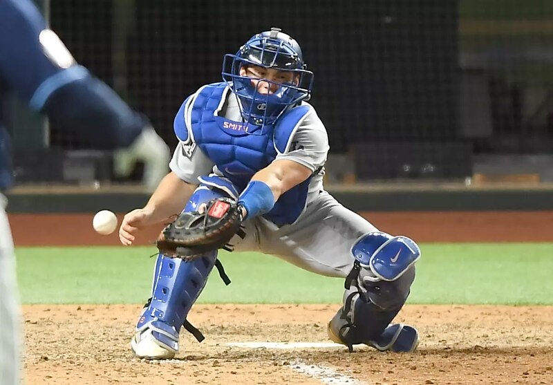 El receptor de los Dodgers, Will Smith, hace un tiro a segunda base durante el juego de la Serie Mundial 2020 contra los Rays de Tampa Bay.