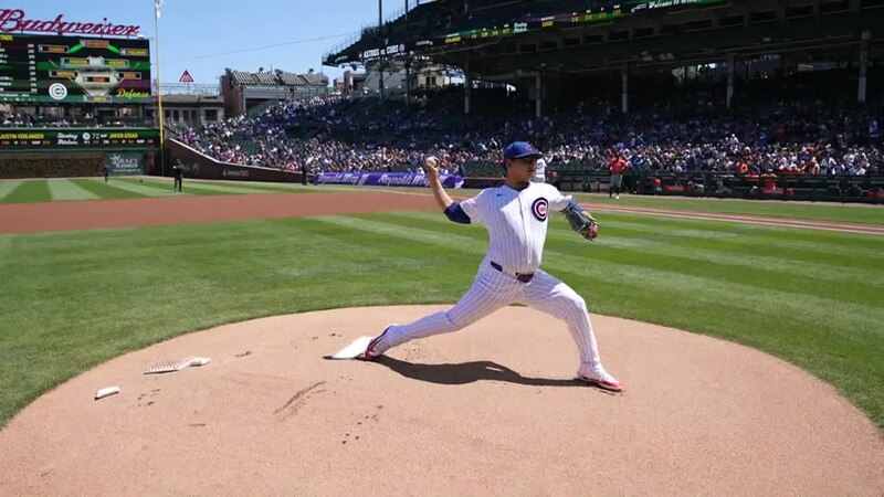 El lanzador de los Cachorros de Chicago, Javier Assad, lanza la pelota durante el partido contra los Astros de Houston en el Wrigley Field.