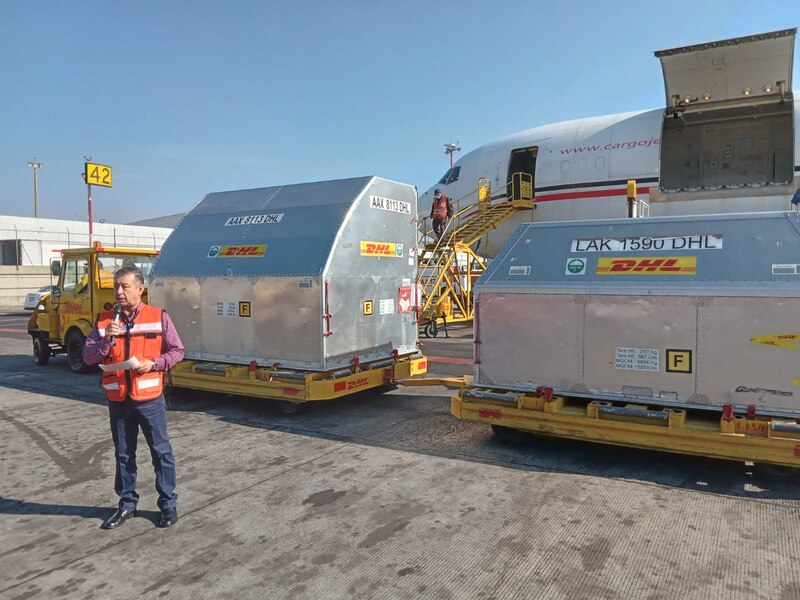DHL entrega el primer embarque de vacunas contra COVID-19 a México