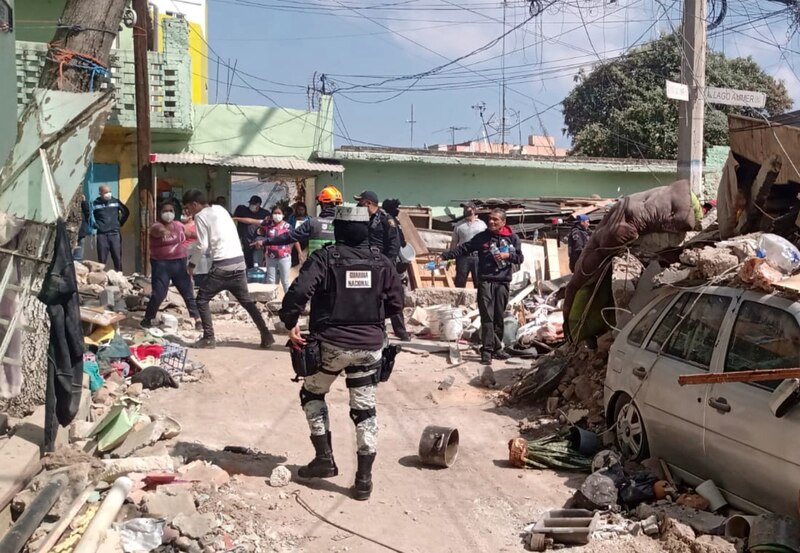 Rescatistas buscan sobrevivientes entre los escombros de un terremoto.