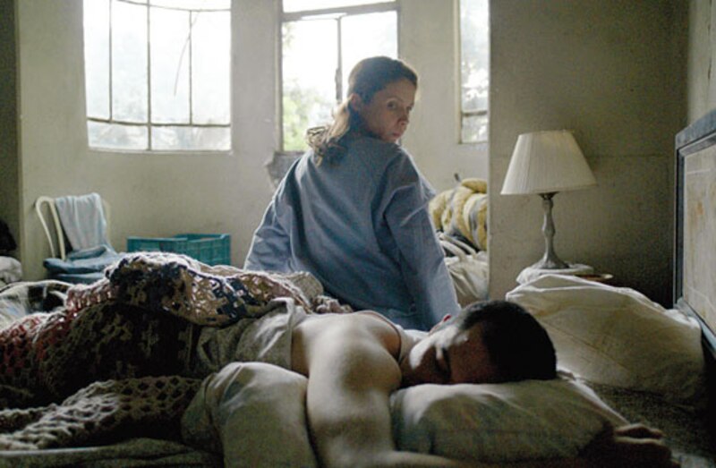 Mujer mirando a un hombre dormir