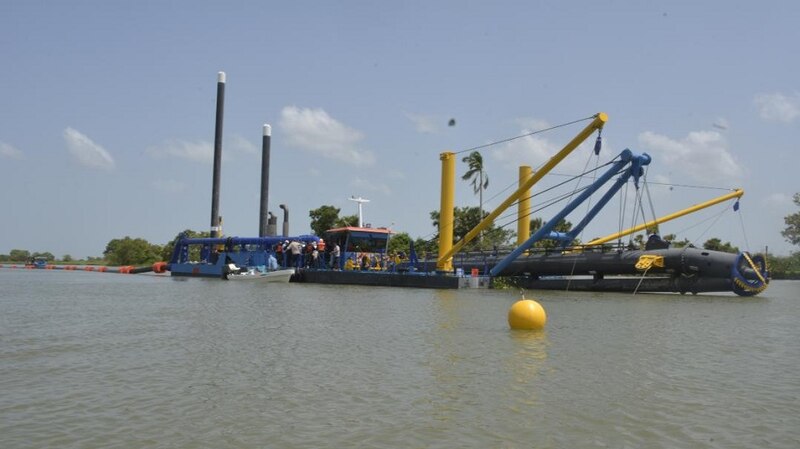 Draga trabajando en un río
