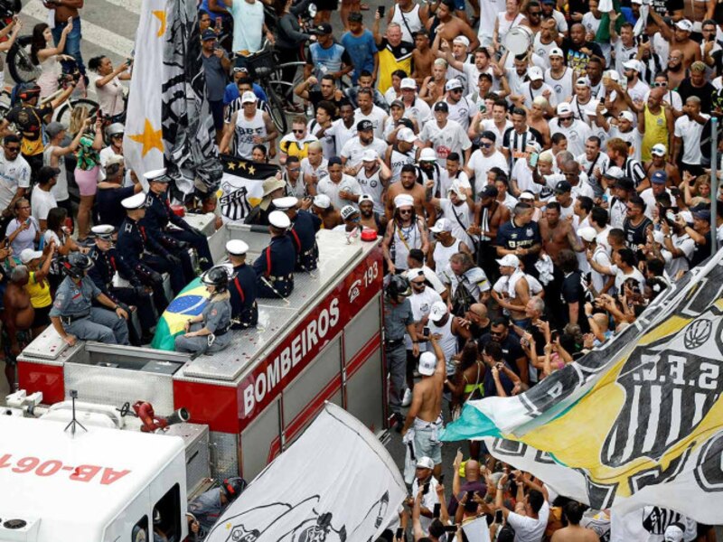 Multitudinario adiós a Pelé