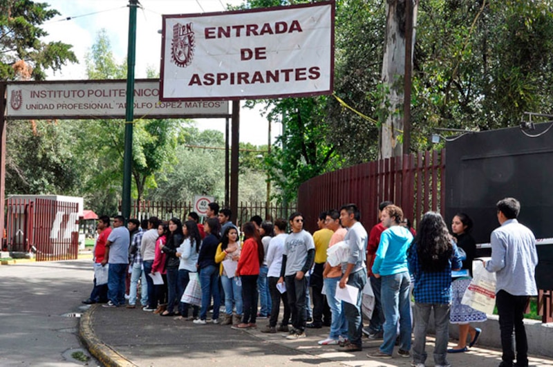 Jóvenes haciendo fila para entrar a un examen de admisión en el IPN