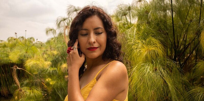 Mujer joven en un jardín botánico