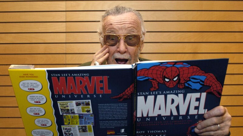 Stan Lee, el creador de Marvel, leyendo un cómic de Spiderman