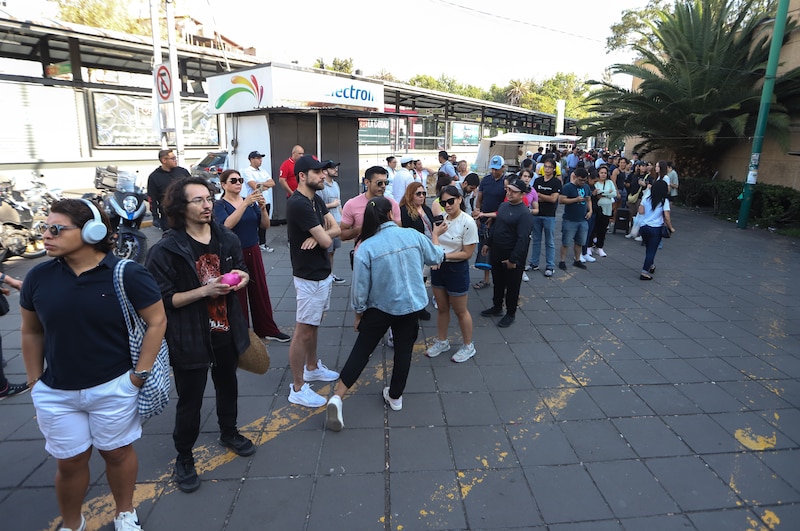 Larga fila de personas esperando para entrar a un concierto