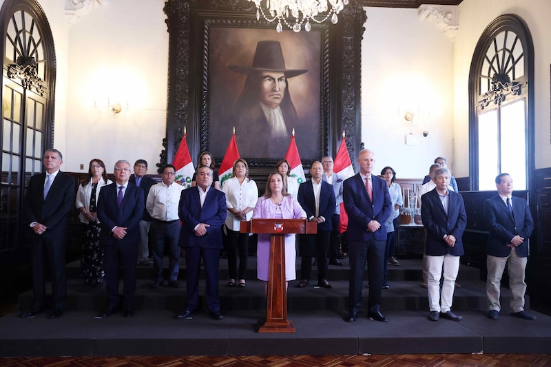 Ministra de Salud da conferencia de prensa