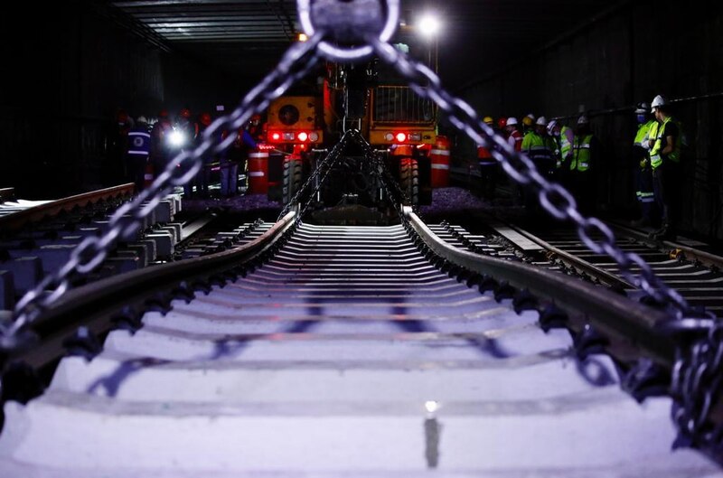 Trabajadores instalando vías de tren