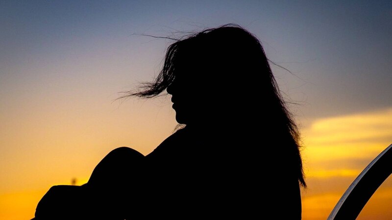 Mujer mirando el atardecer