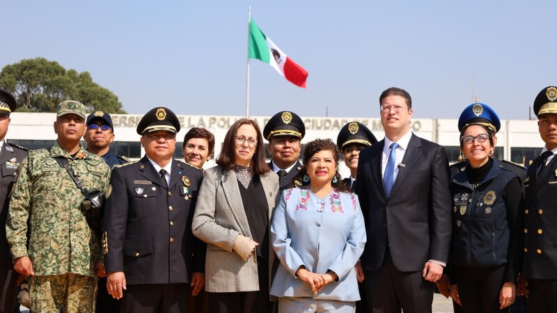 Ceremonia de graduación de 46 nuevos policías encabezada por la Jefa de Gobierno Clara Brugada y Pablo Vázquez