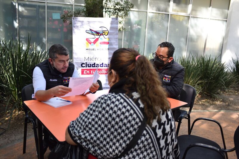 El alcalde Miguel Hidalgo entrega apoyos a la ciudadanía