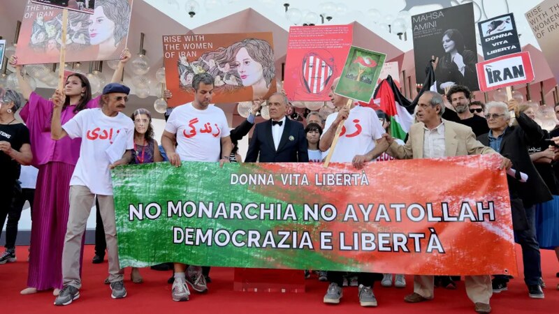 Protesta en la alfombra roja del Festival de Cine de Venecia por la muerte de Mahsa Amini