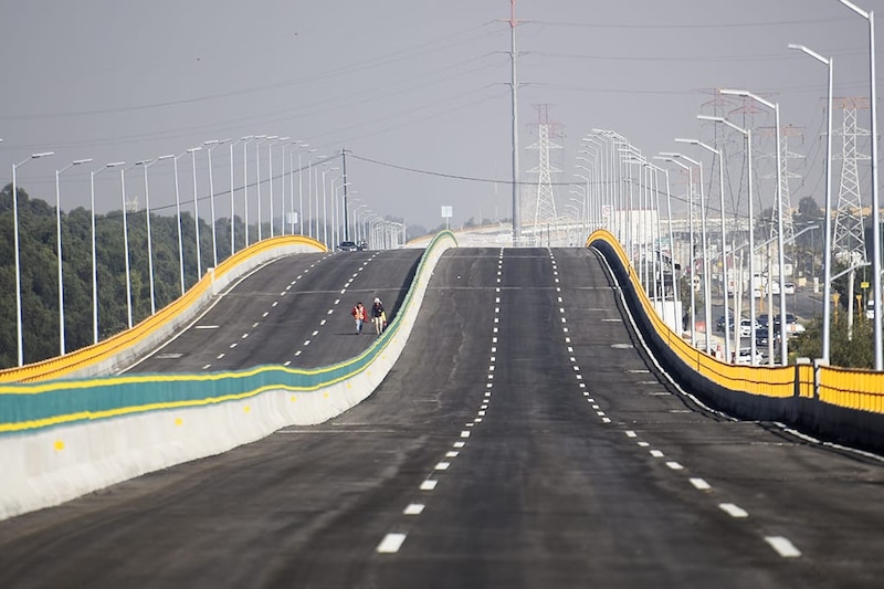 Autopista urbana con tráfico fluido