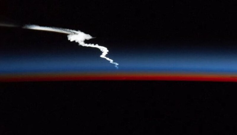 Un meteoro cruza la atmósfera terrestre