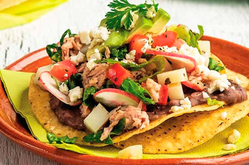 Tostada de atún con aguacate y queso fresco