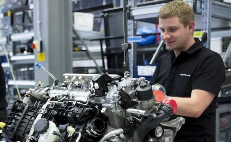 Un mecánico trabajando en un motor de coche