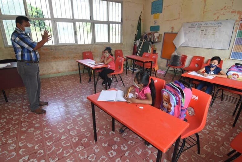 Niños en el aula con mascarillas