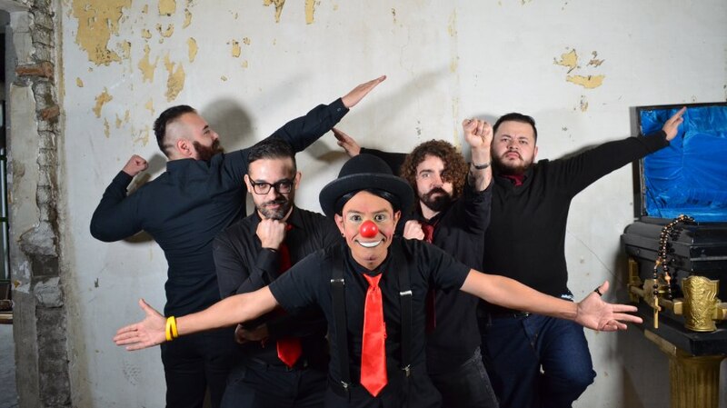 Payasos en un funeral