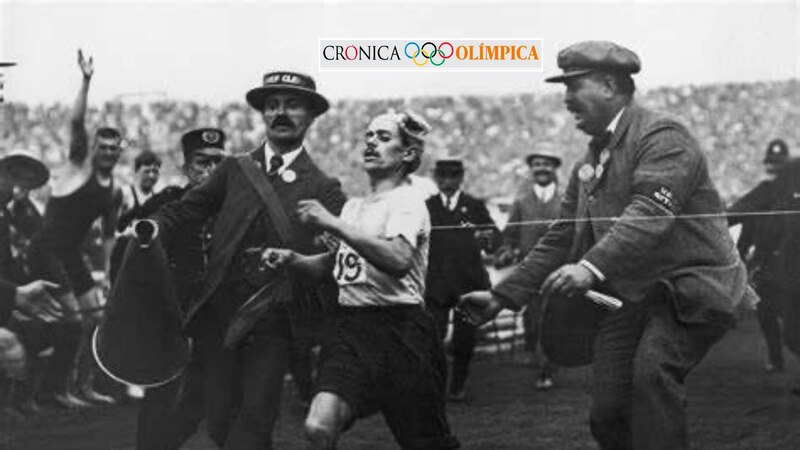 Dorando Pietri, el atleta que fue descalificado por llegar a la meta en brazos de un juez