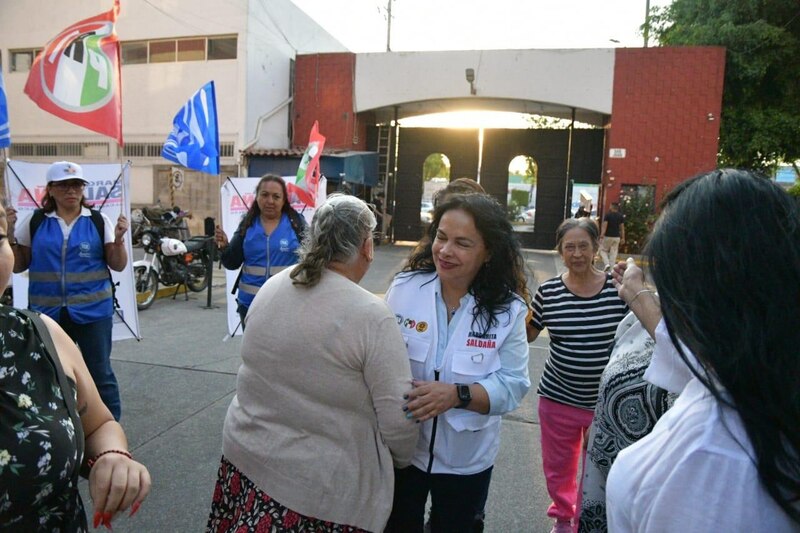 AMLO saluda a simpatizantes en gira por el país