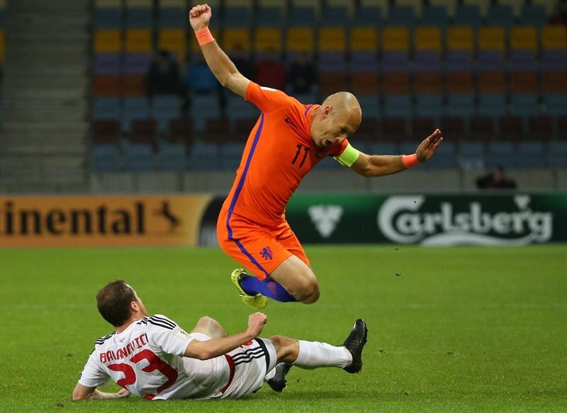 Robben, el jugador holandés, se eleva por los aires tras una entrada del jugador español.