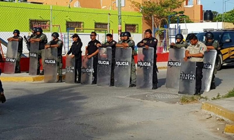 Policías antimotines mexicanos se enfrentan a manifestantes