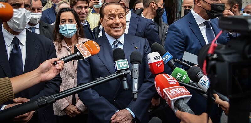 El expresidente italiano Silvio Berlusconi, absuelto de los cargos de corrupción