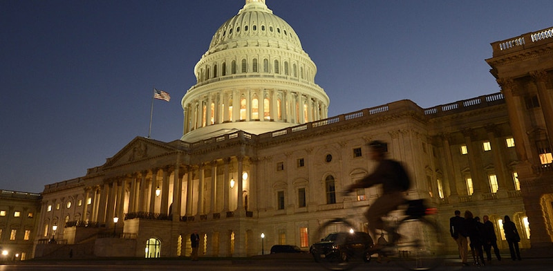 1. El Capitolio de los Estados Unidos
2. La sede del Congreso de los Estados Unidos
3. El edificio del Capitolio en Washington, D.C.
4. La capital de los Estados Unidos
5. El gobierno de los Estados Unidos
6. La democracia estadounidense
7. La política estadounidense
8. La historia de los Estados Unidos
9. La cultura estadounidense
10. La sociedad estadounidense