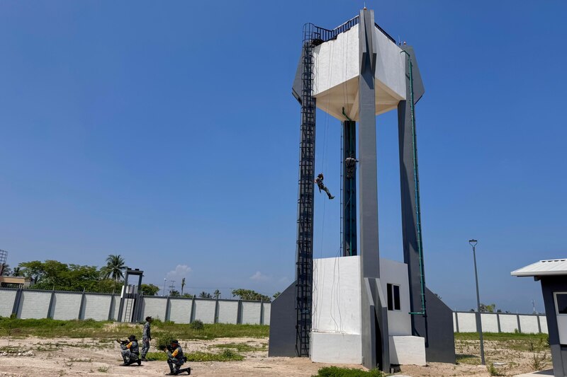 Guardia Nacional en Acapulco. Elementos practicando descenso en las instalaciones de la GN