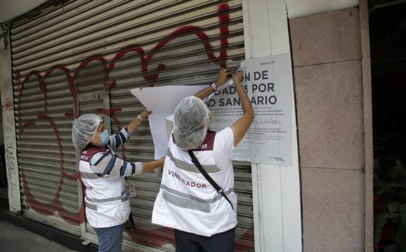 Colocación de carteles de verificación sanitaria