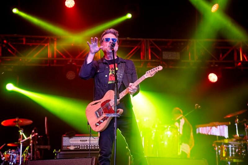 El cantante de rock alternativo, Elvis Costello, se presenta en vivo en un concierto.