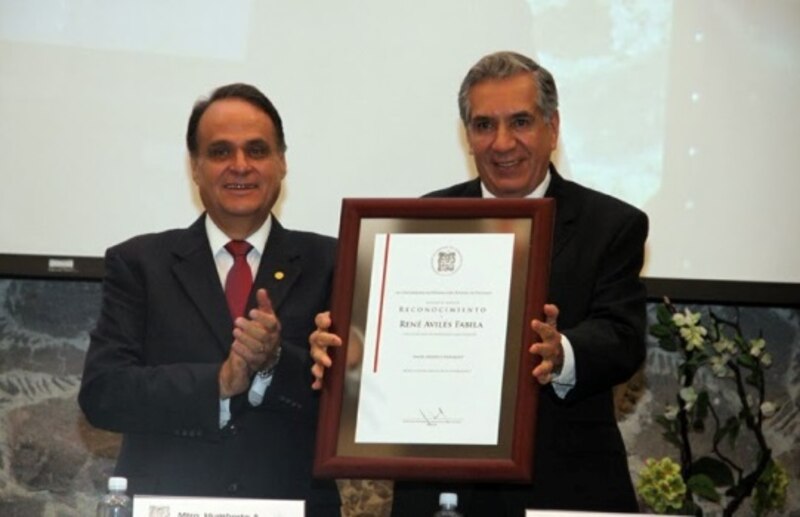 Entrega de reconocimiento a Rines y Fabila