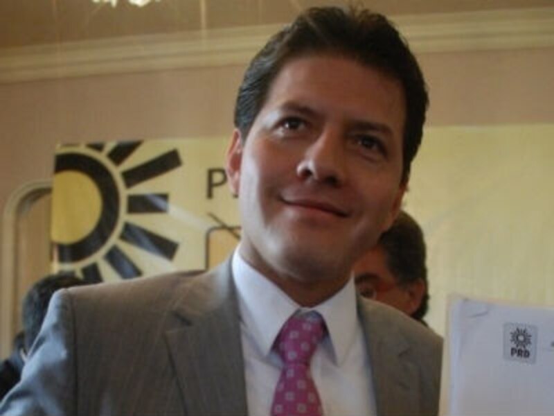 El político sonríe a la cámara