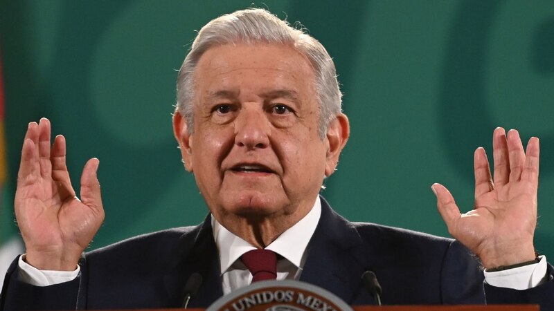 El presidente Andrés Manuel López Obrador habla durante una conferencia de prensa en el Palacio Nacional.