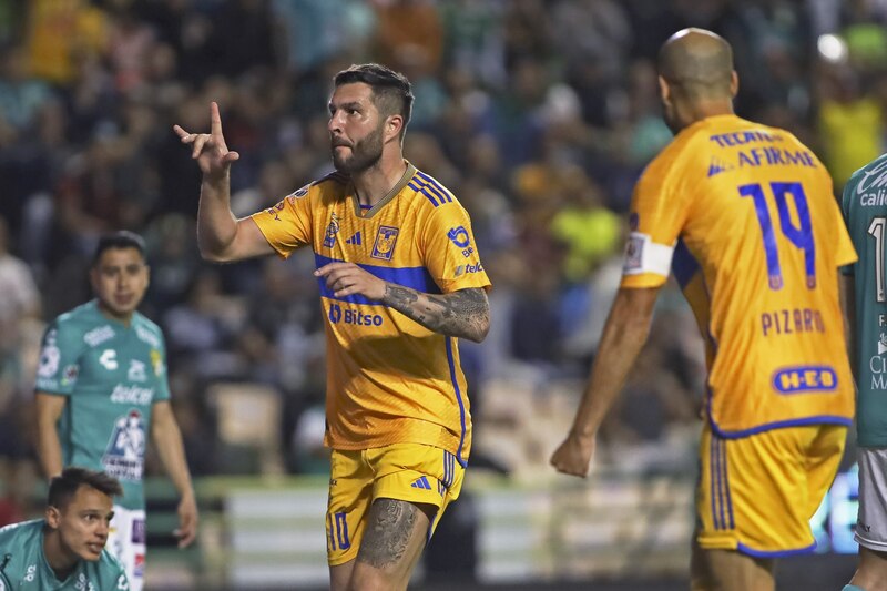 Jugador de fútbol celebra un gol.