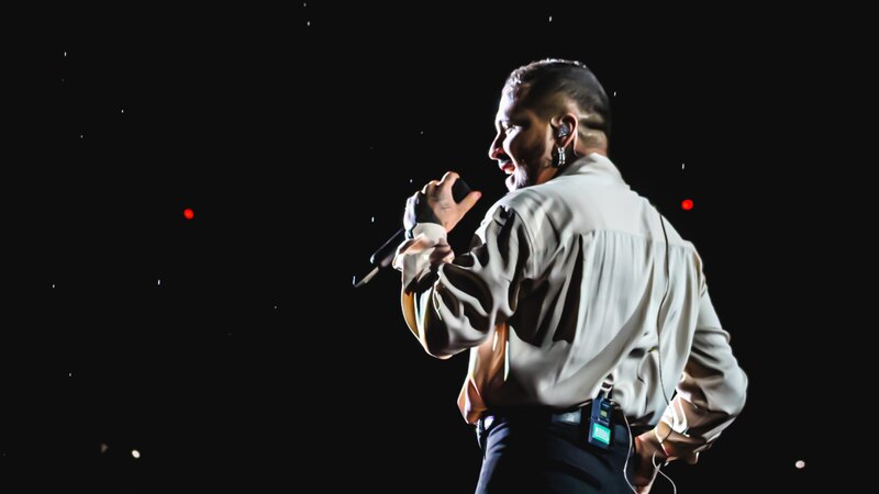 Maluma cantando en concierto