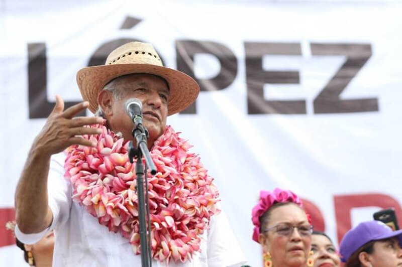 El presidente López Obrador da un discurso en un mitin político.