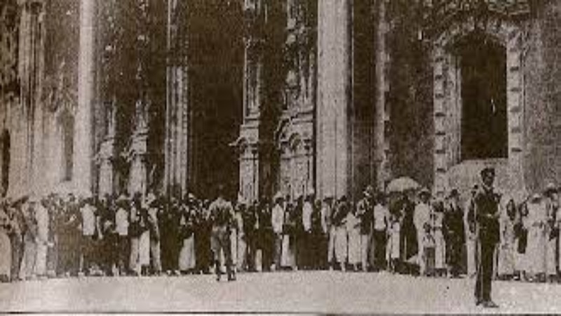 Multitud de personas esperando para entrar a un edificio