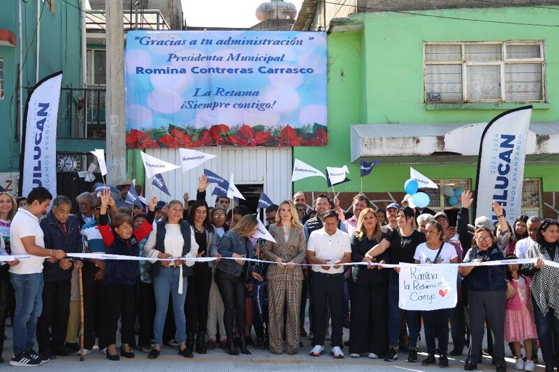 Romina Contreras durante la entrega de obras de repavimentación en La Retama, Huixquilucan.