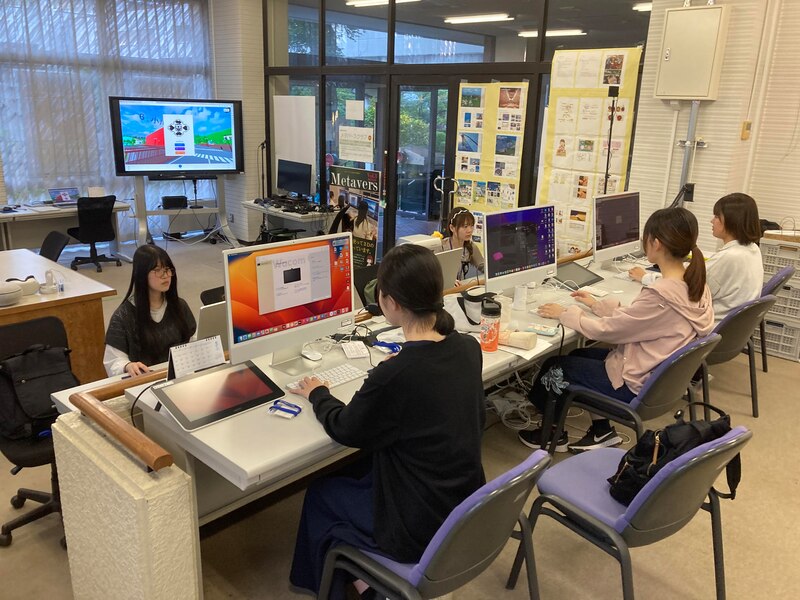 Estudiantes trabajando en proyectos de realidad virtual