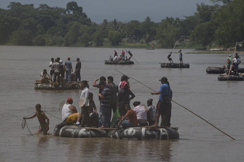 Migrantes cruzan el río Bravo en busca de una mejor vida